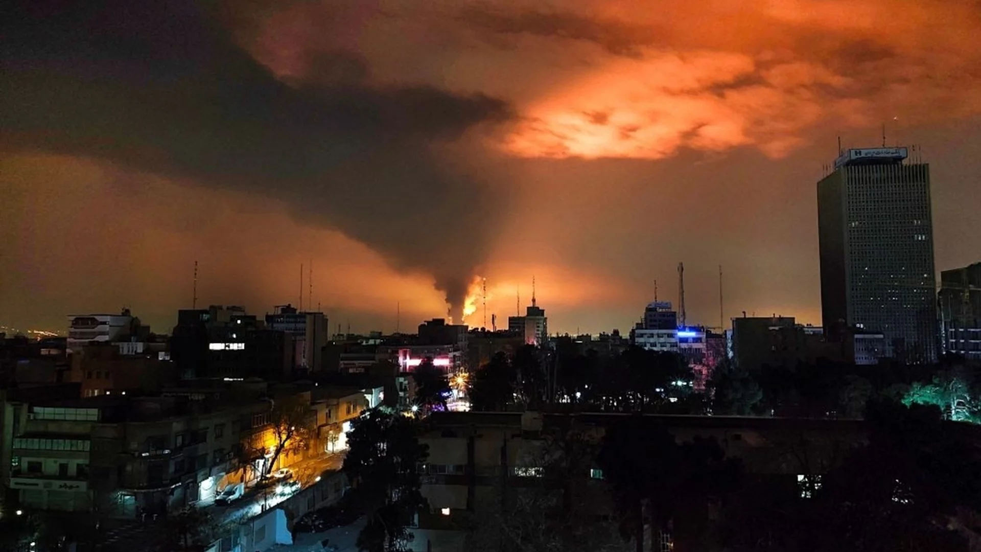 Има ли наистина примирие в Иран? Взривове на два острова, включително във важна рафинерия