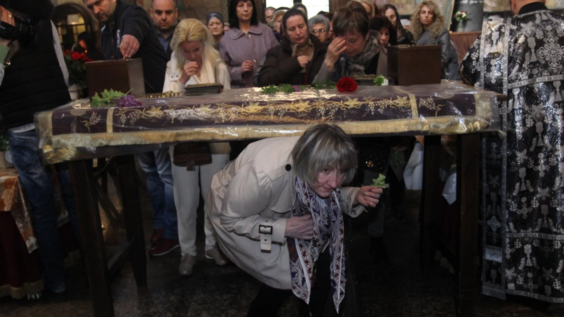 На Разпети петък: Лъв, Козирог + още 2 зодии ще минат под масата и ще излязат по-богати