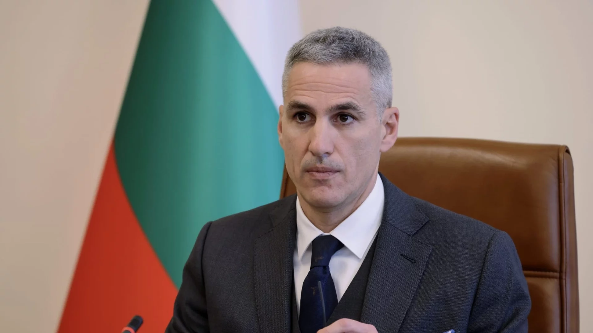 "Хората избират между гласуването и топлия обяд": Гюров попита "кой" използва лихварите и тефтерите за вересия, за да влезе в НС