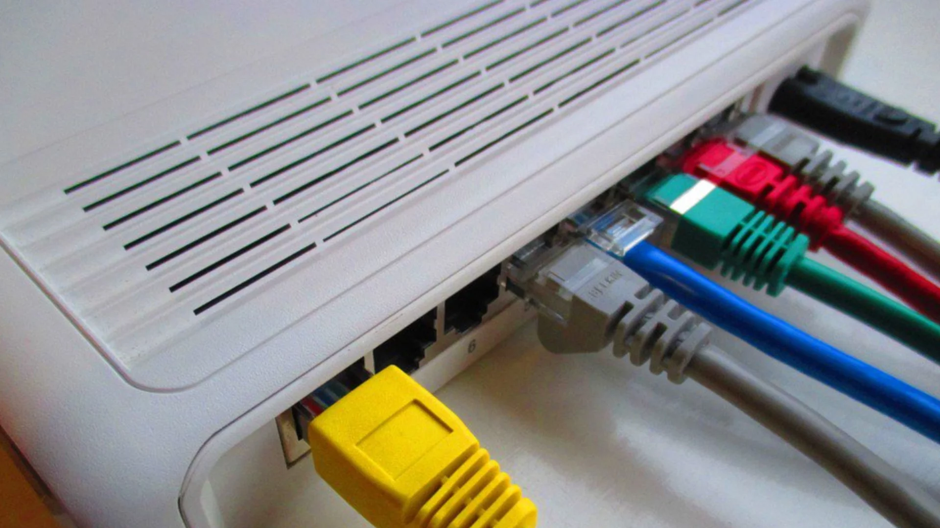 Русия шпионира по нов хитър начин: Украйна, САЩ и ЕС с голяма акция заради хакнати рутери