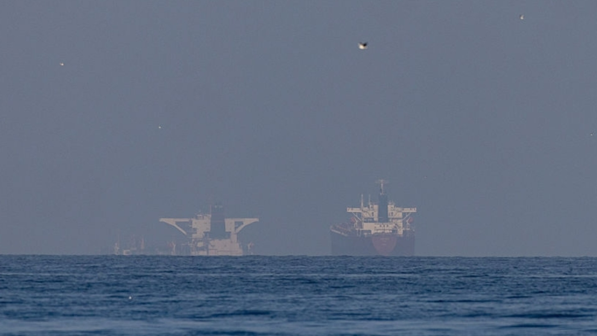 След примирието: Първите два кораба преминаха Ормузкия проток