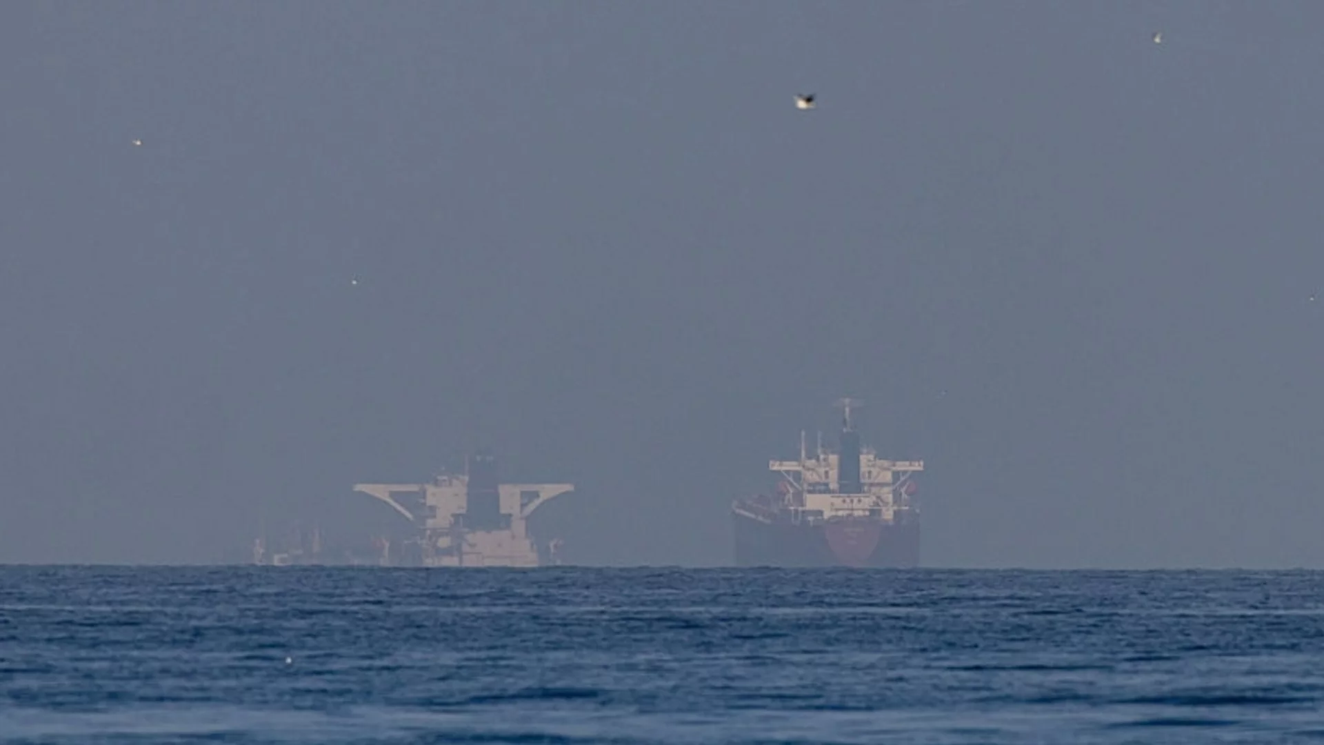 След примирието: Първите два кораба преминаха Ормузкия проток