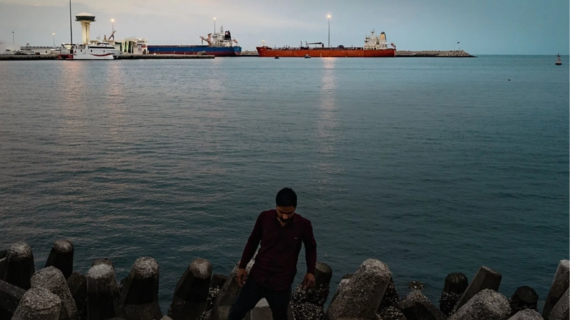 Плащайте в крипто, за да минете през Ормузкия проток: Иран с условие към корабите, ето колко милиона може да генерира