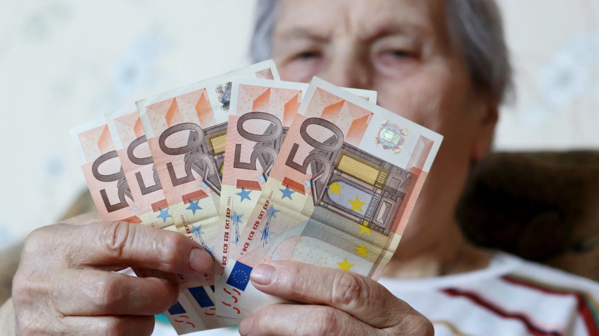 Българските телефонни измамници с международен удар: Прибрали 600 000 евро от гръцки пенсионери