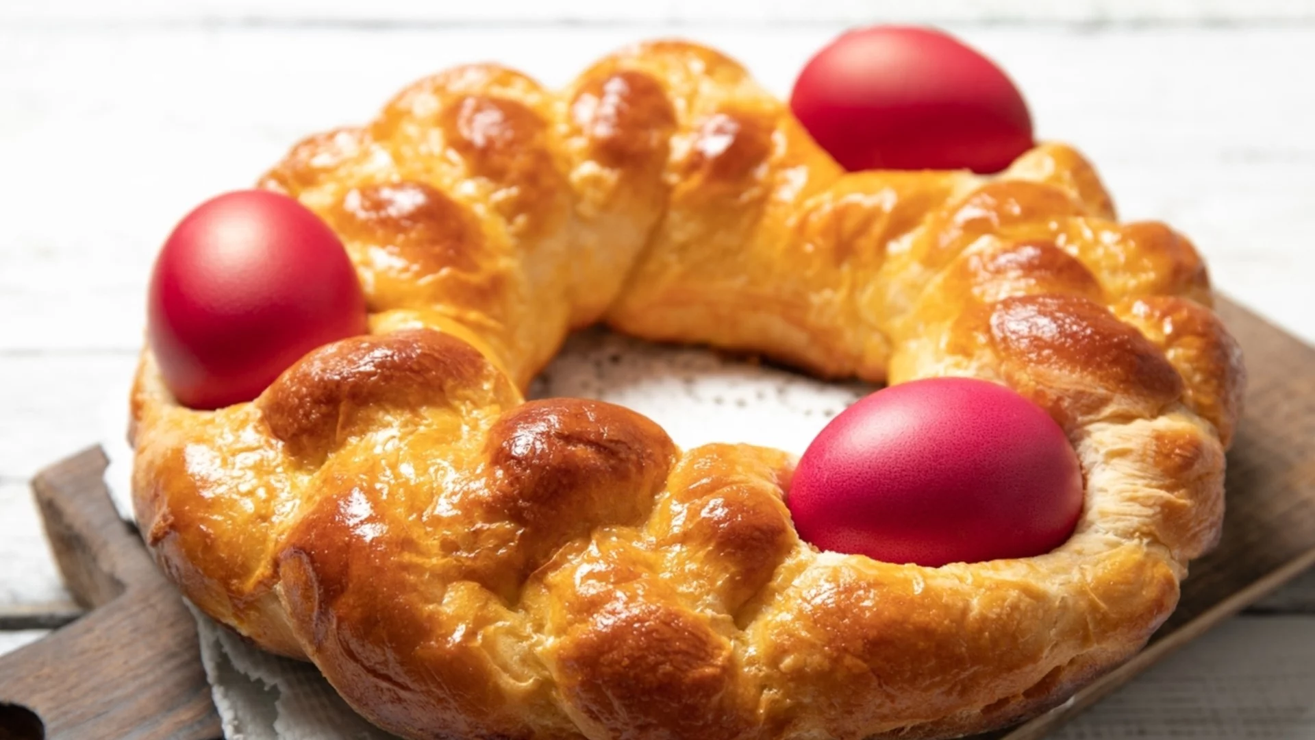 Великденски хляб с яйца