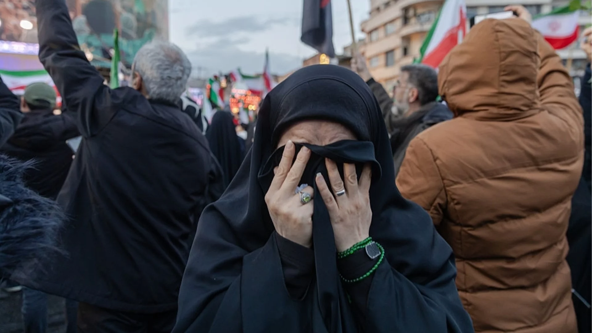 Заради заплахите на Тръмп: Иранци образуват живи вериги около критични обекти (ВИДЕО)