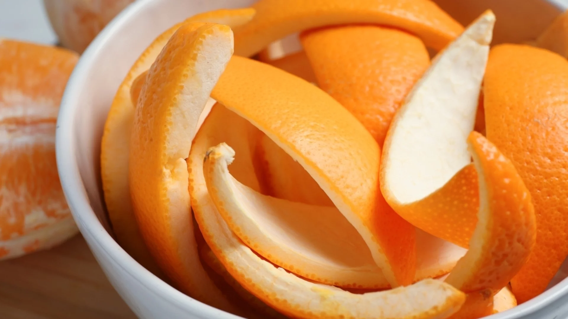 Защо старите градинари използват портокалови кори в градината си