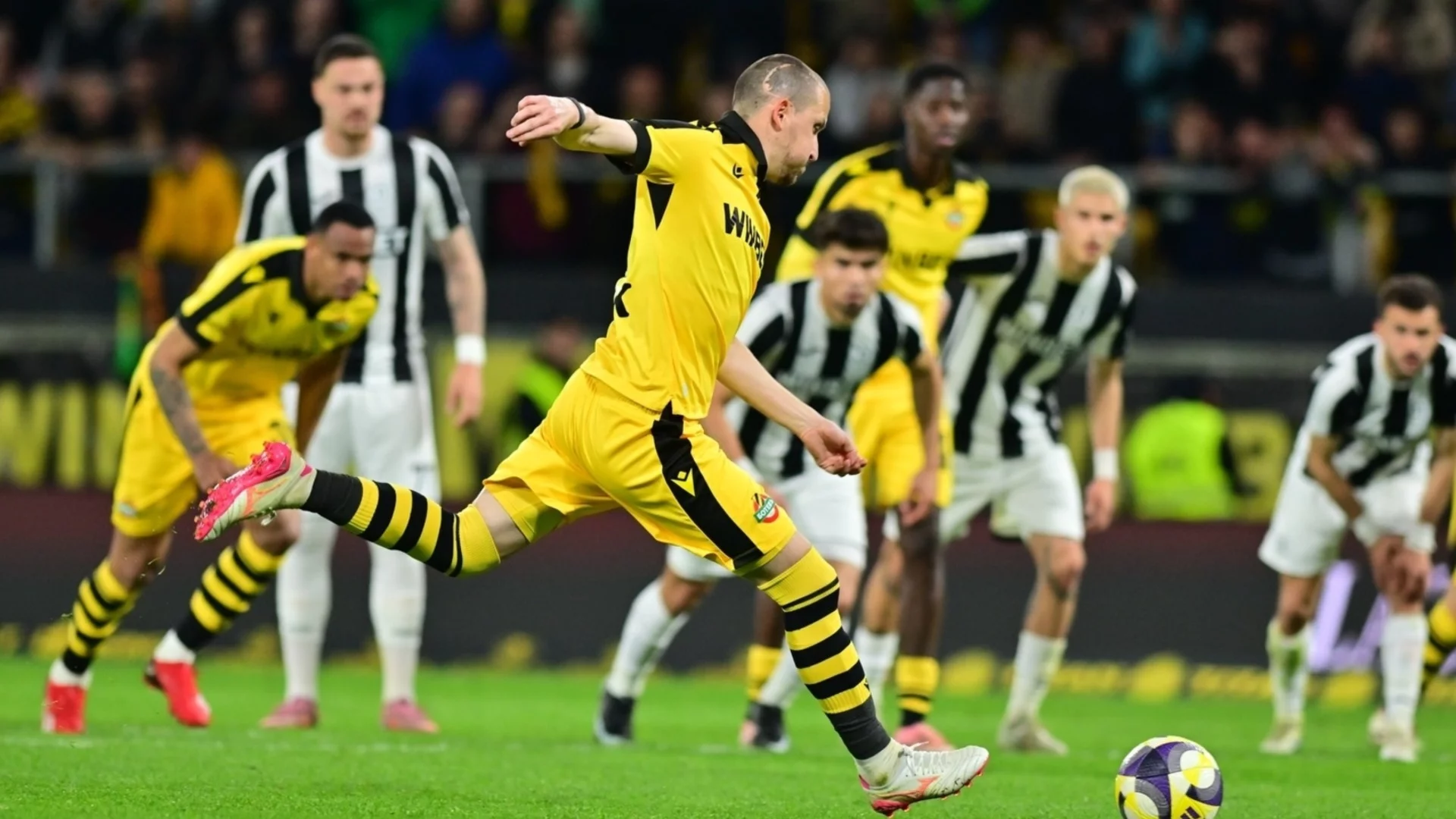 Заря, шоу и голове: дербито на Пловдив запали "Колежа" в незабравима нощ, която ще се помни!