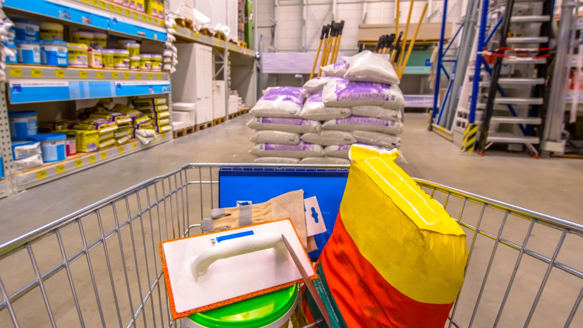 Двойни глоби, свободно връчване на актове и бързо спиране на сайтовете на нарушителите: Търговците на нехранителни стоки обвиниха държавата в произвол