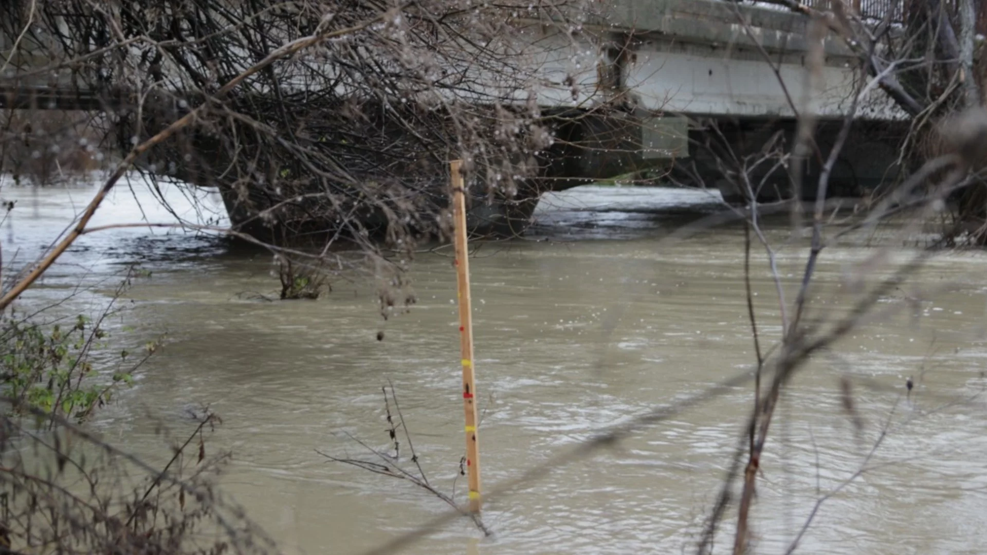 До 10 куб. метра вода в секунда: Изпускат контролирано язовир “Тича“