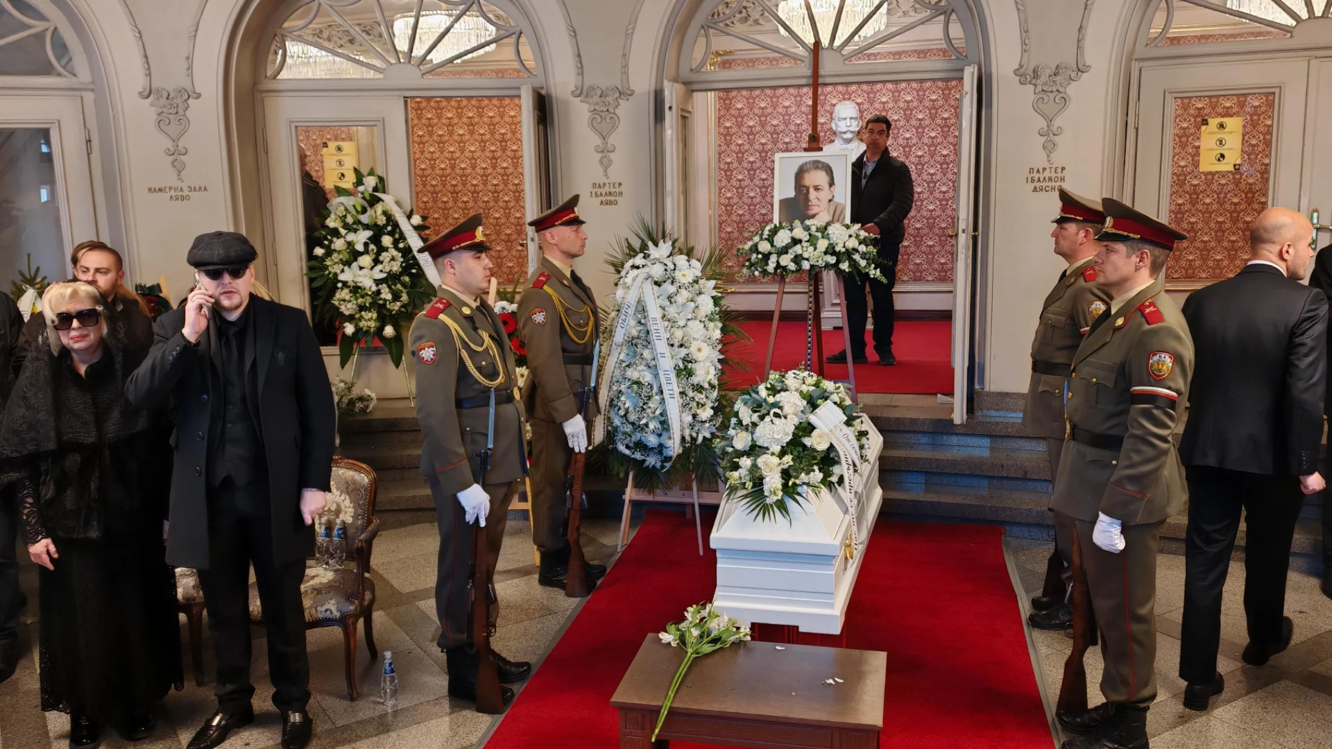 Стотици хора се преклониха пред паметта на Михаил Белчев 