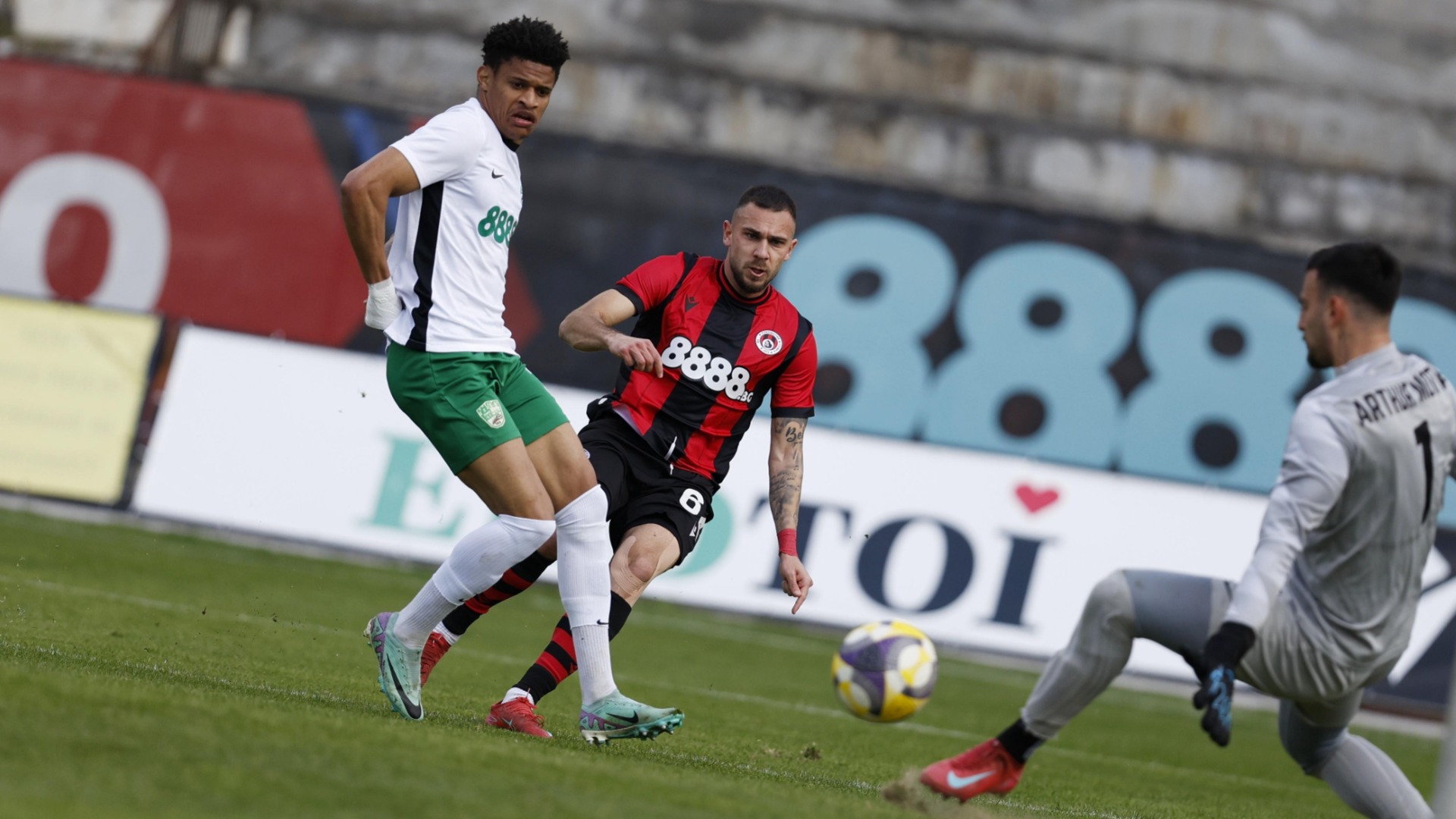 Локомотив София обърна Берое и засили заралии към Втора лига