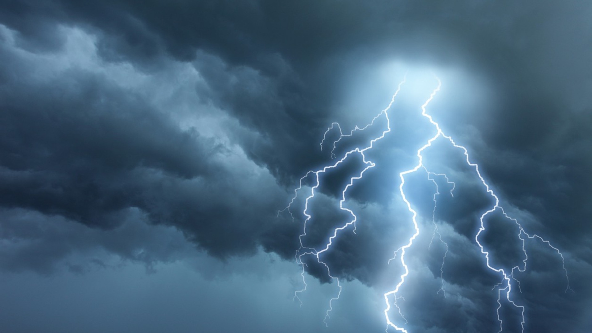 Светкавица удари самолет над Варна