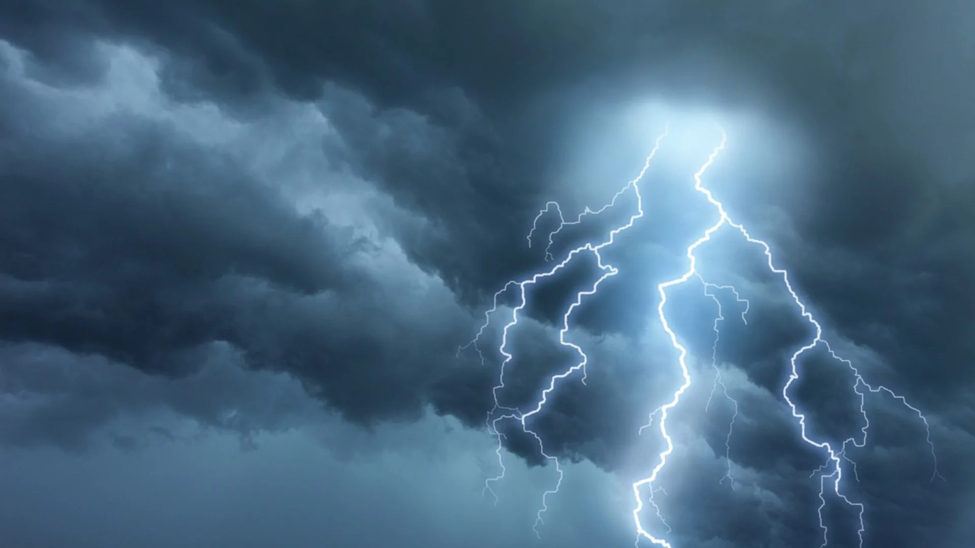 Светкавица удари самолет над Варна