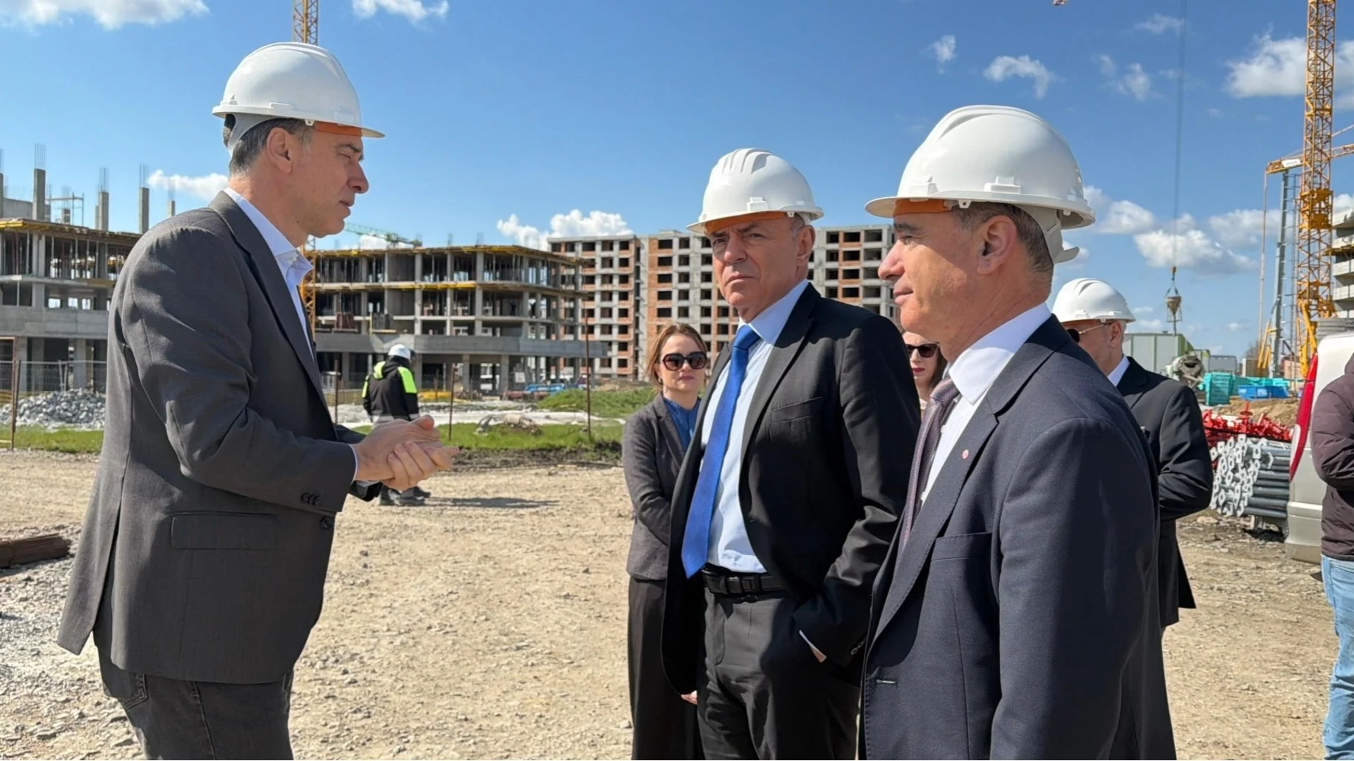 Кметът на Бургас запозна образователния министър със строителството на модерния студентски кампус 