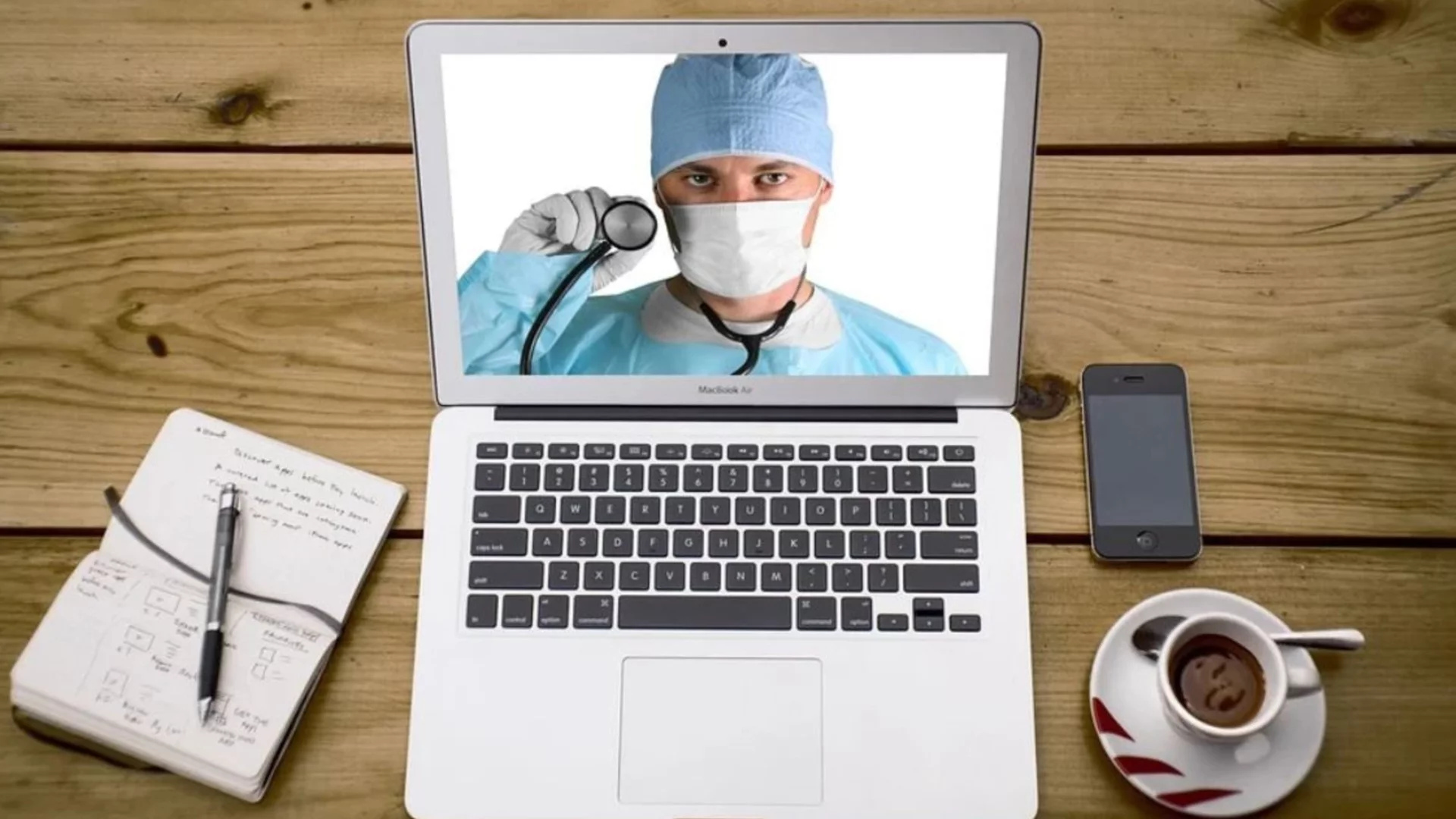 Доктор през екрана: МЗ разписа правилата за онлайн прегледи, но забрани "дистанционното" раждане