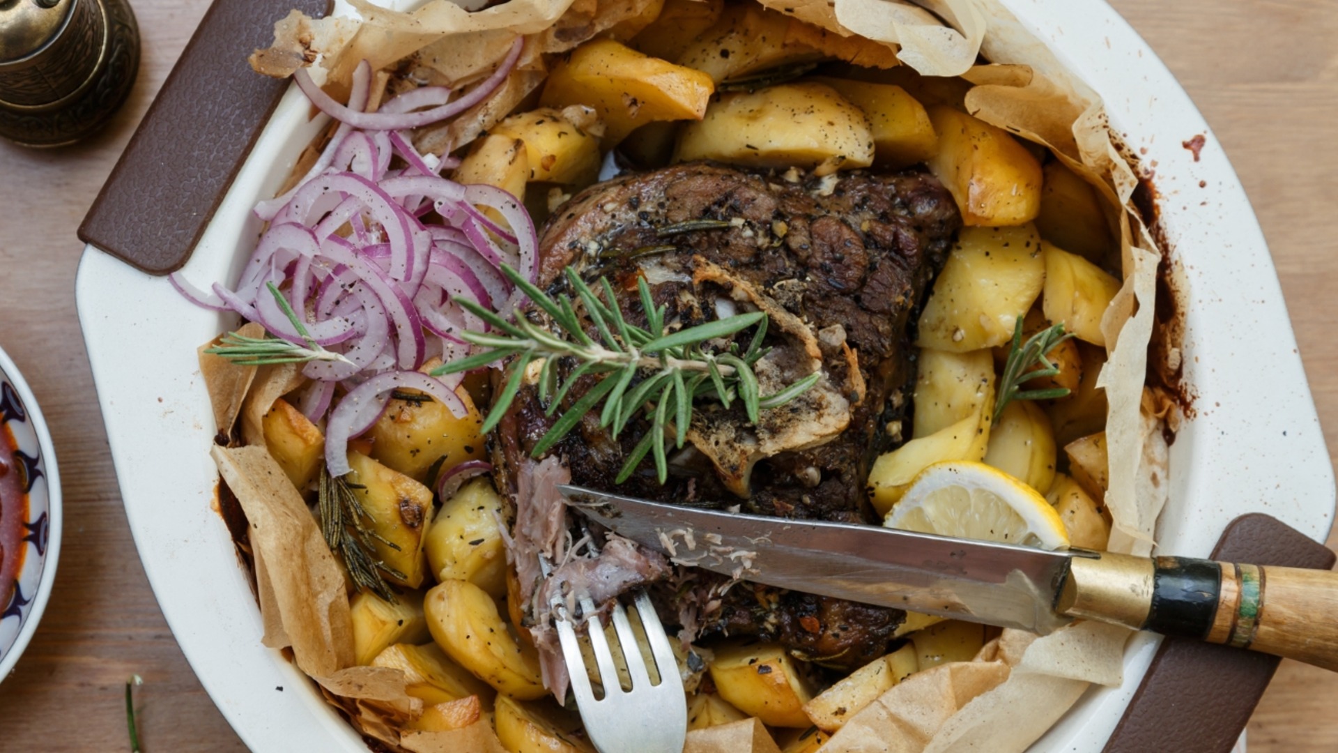 Уникална гръцка рецепта: Агне „клефтико“ за Великден