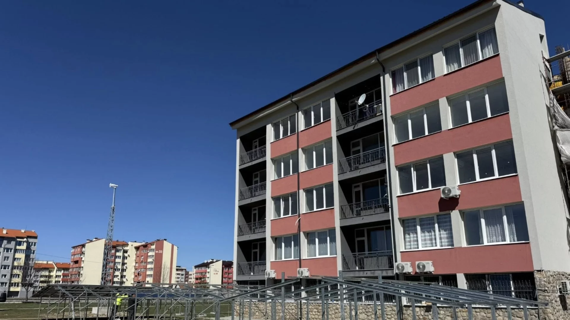 Кметът на Самоков провери ремонта на общежитието на спортното училище