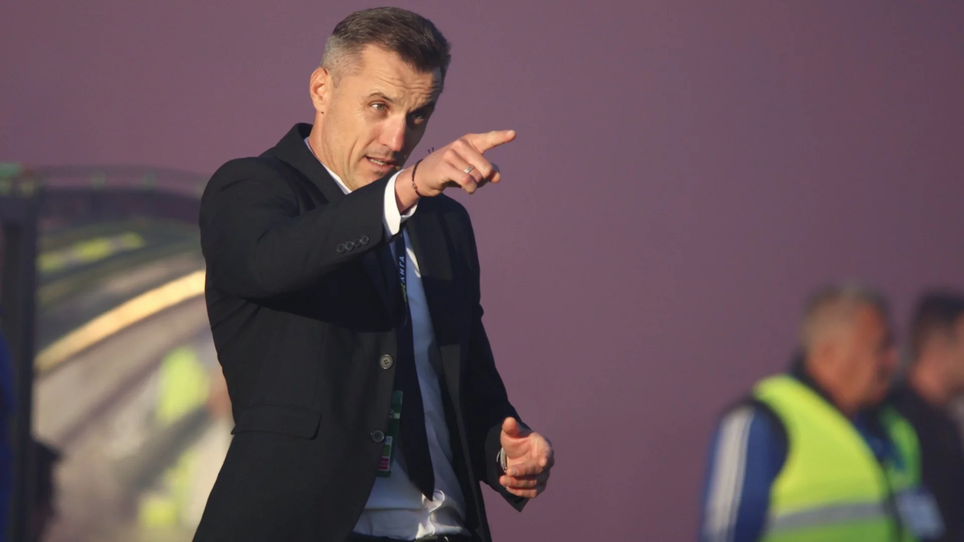 Феновете на Локо София поискаха оставката на Генчев, но той се запъна: Навсякъде има приятелски огън!