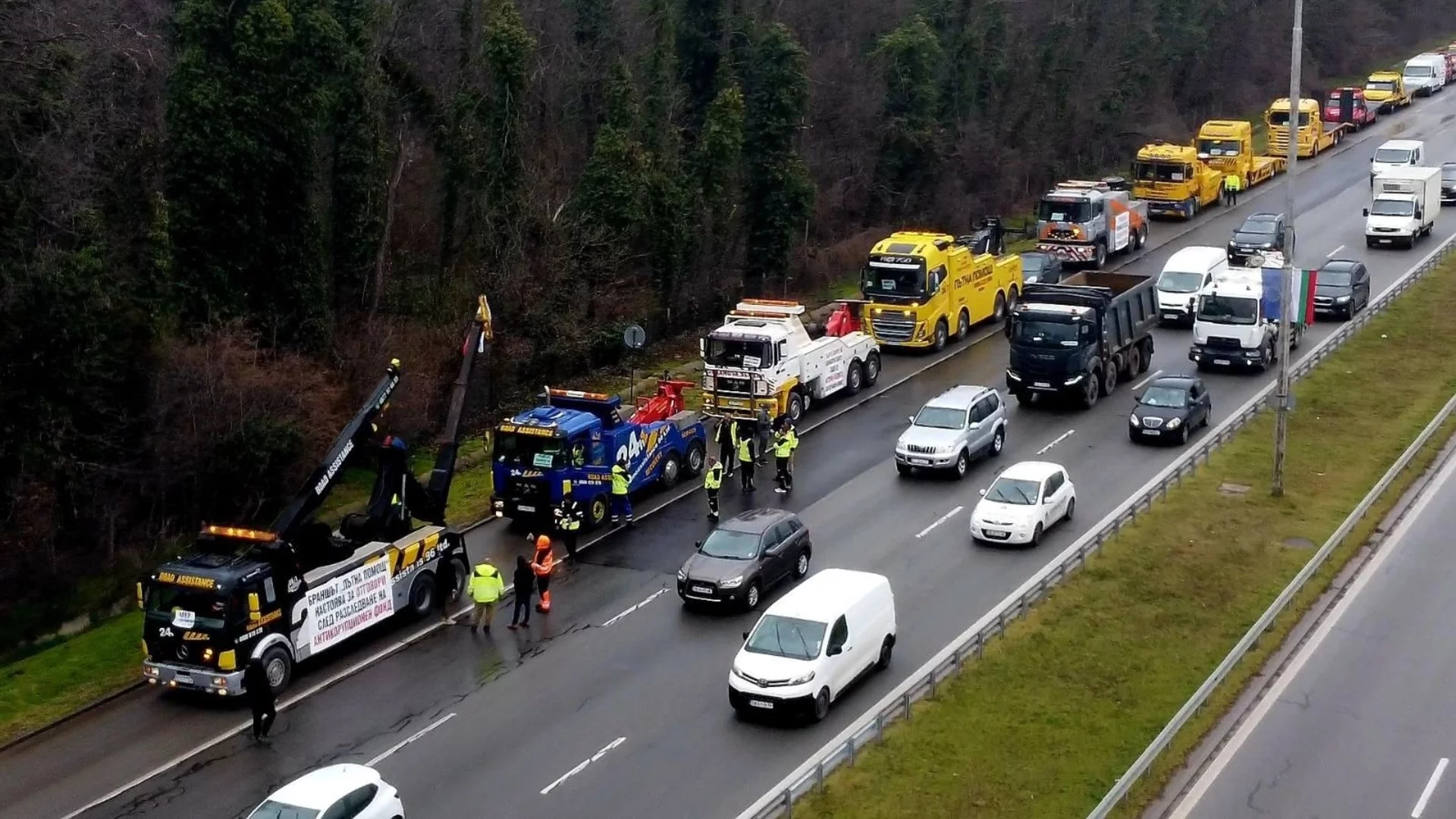 "Пътна помощ" на протест, изкарват стотици камиони на улицата