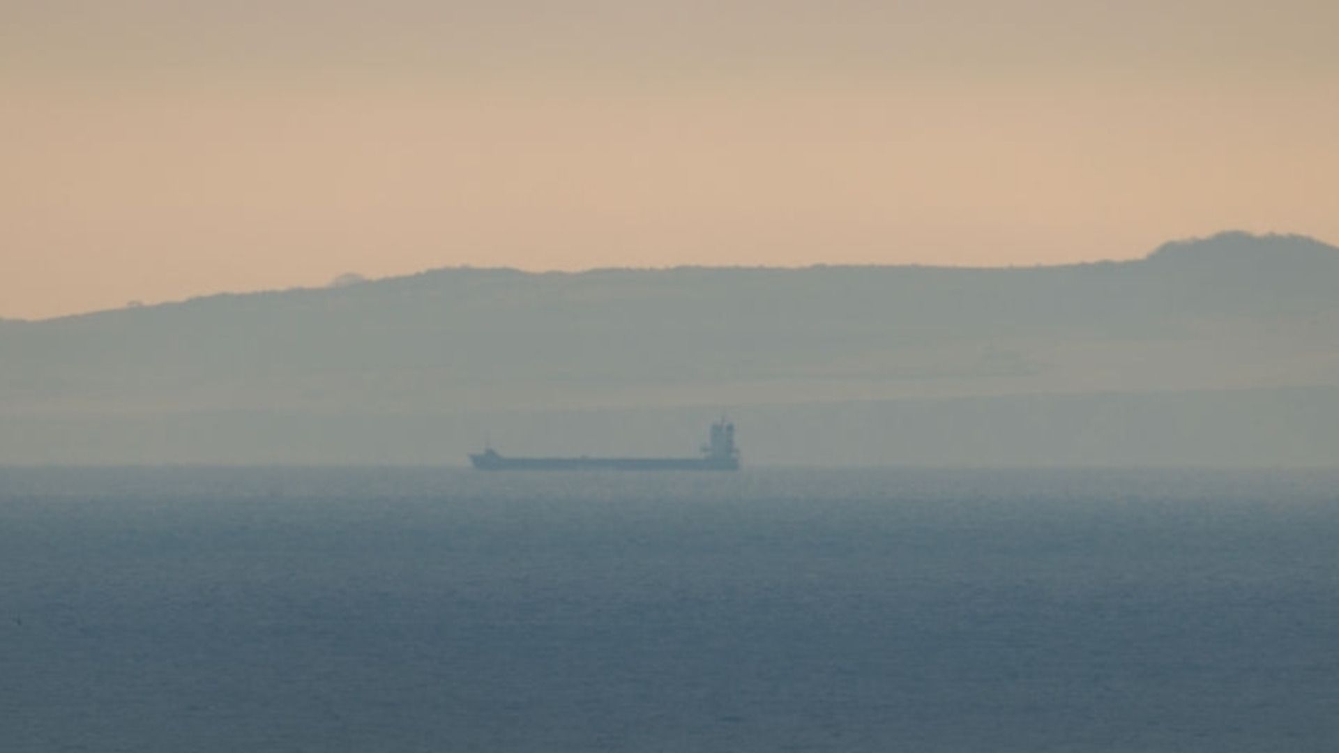 През Ла Манша: Русия пази танкери с военен кораб. Британският флот прогони руски подводници (ВИДЕО)