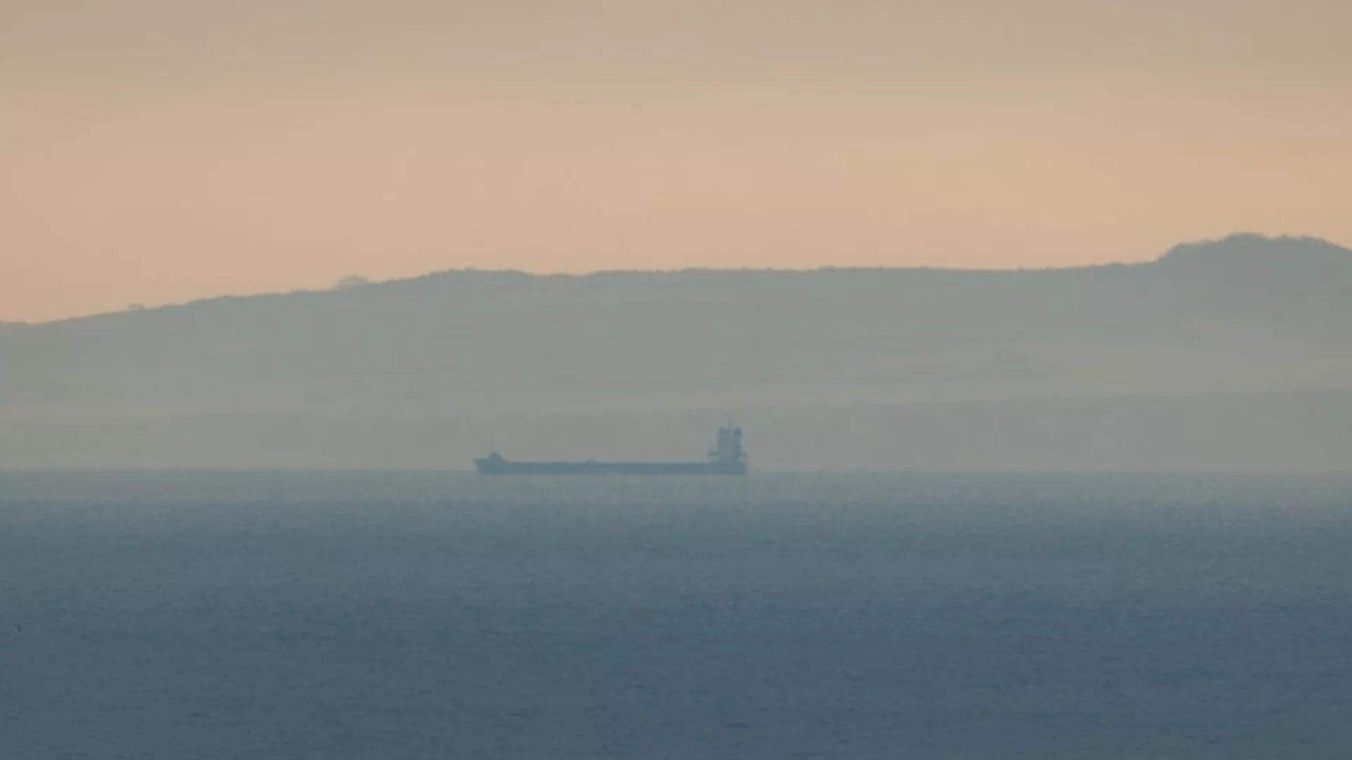 През Ла Манша: Русия пази танкери с военен кораб. Британският флот прогони руски подводници (ВИДЕО)