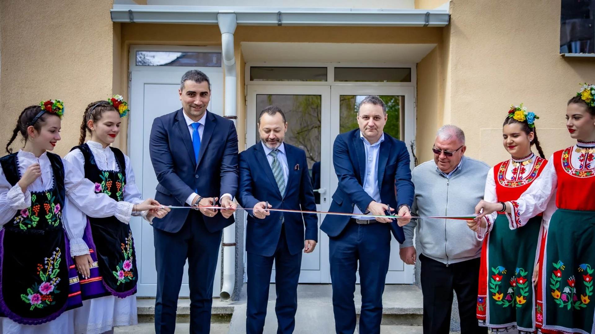 Регионалният министър и кметът на Пазарджик откриха първия саниран блок по ПВУ в града