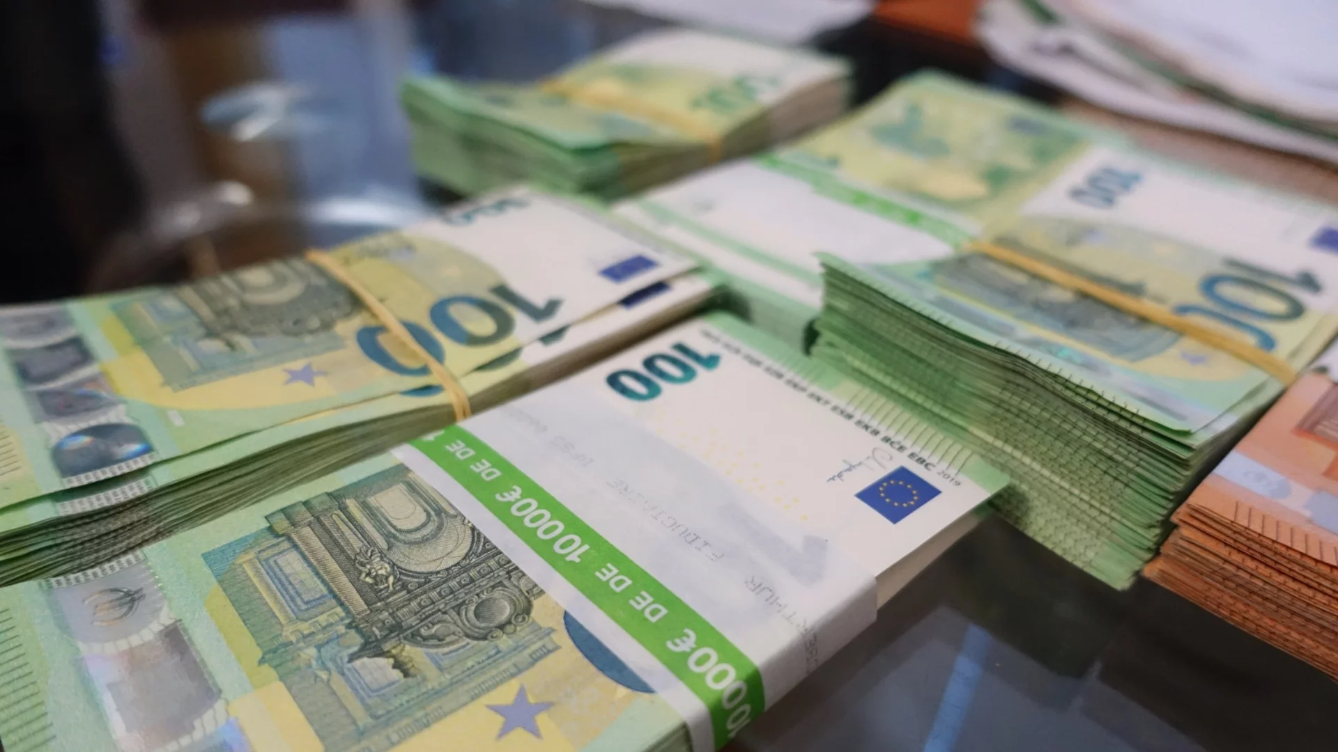 Двама задържани с раници, пълни с евро за купуване на гласове (СНИМКИ)