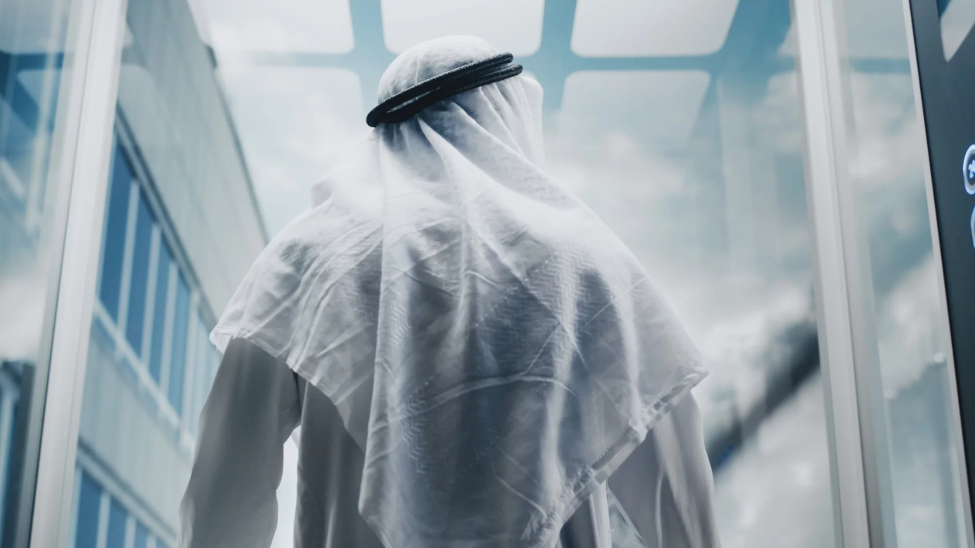 Кралска особа, задържана в България, остава в ареста