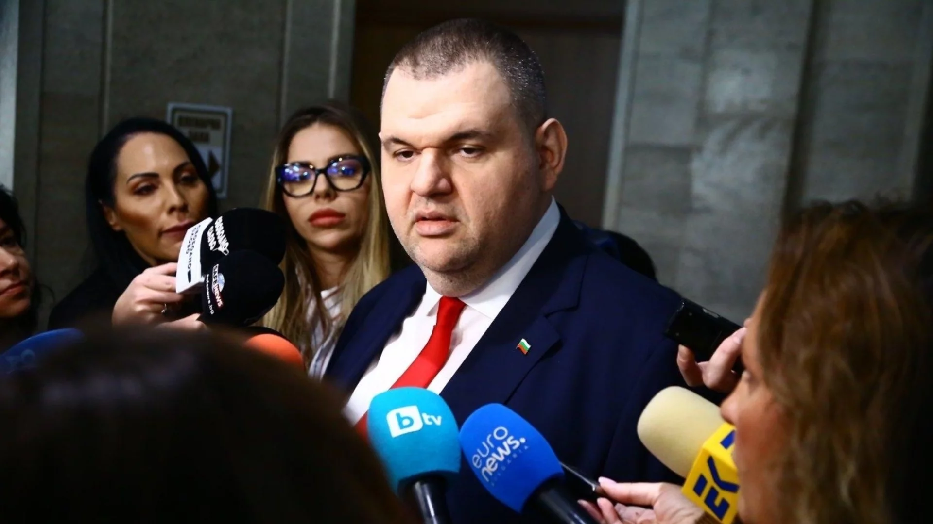 Машината "Пеевски": Как изкуственият информационен шум задушава реалните послания преди изборите