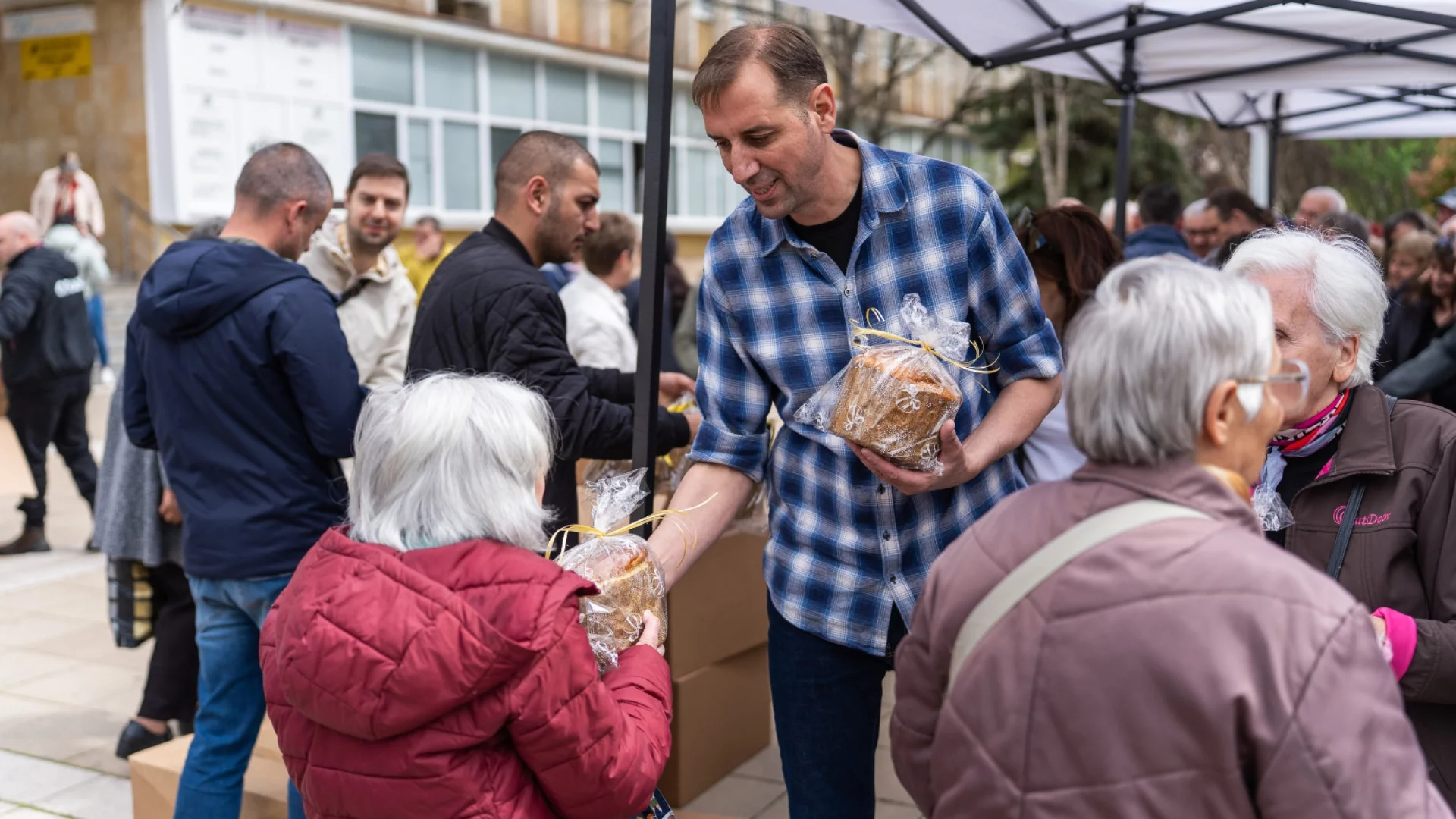 С грижа преди Великден: Над 1000 козунака бяха подарени в Ямбол