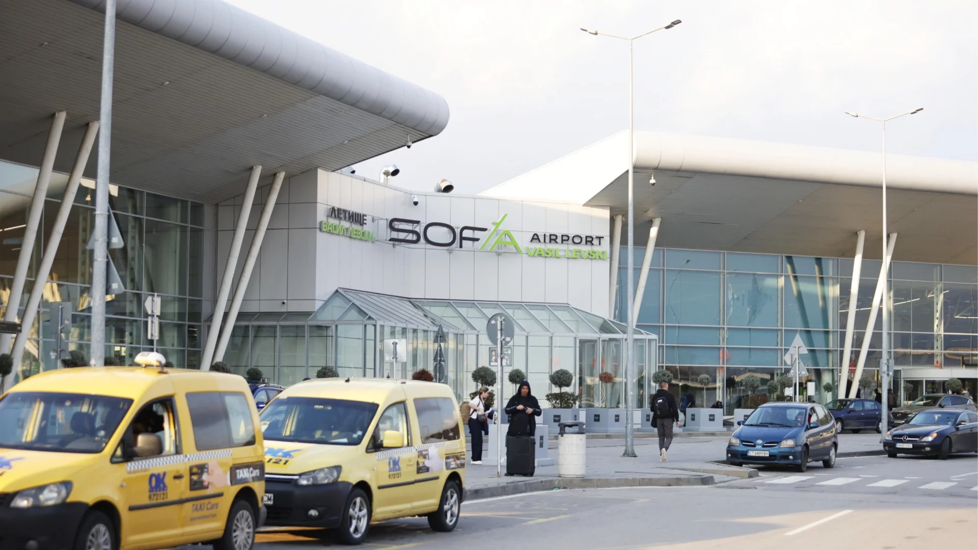 Нови мерки на летище "Васил Левски" – въвеждат се дезинфекционни зони