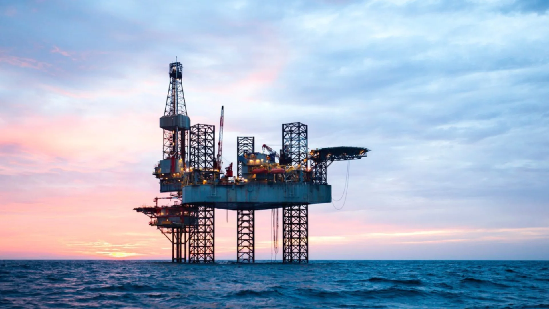 Украйна удари "Лукойл" в Каспийско море. Русия "изгони" Станфордския университет - там е учило икономическото оръжие на Путин (ВИДЕО)