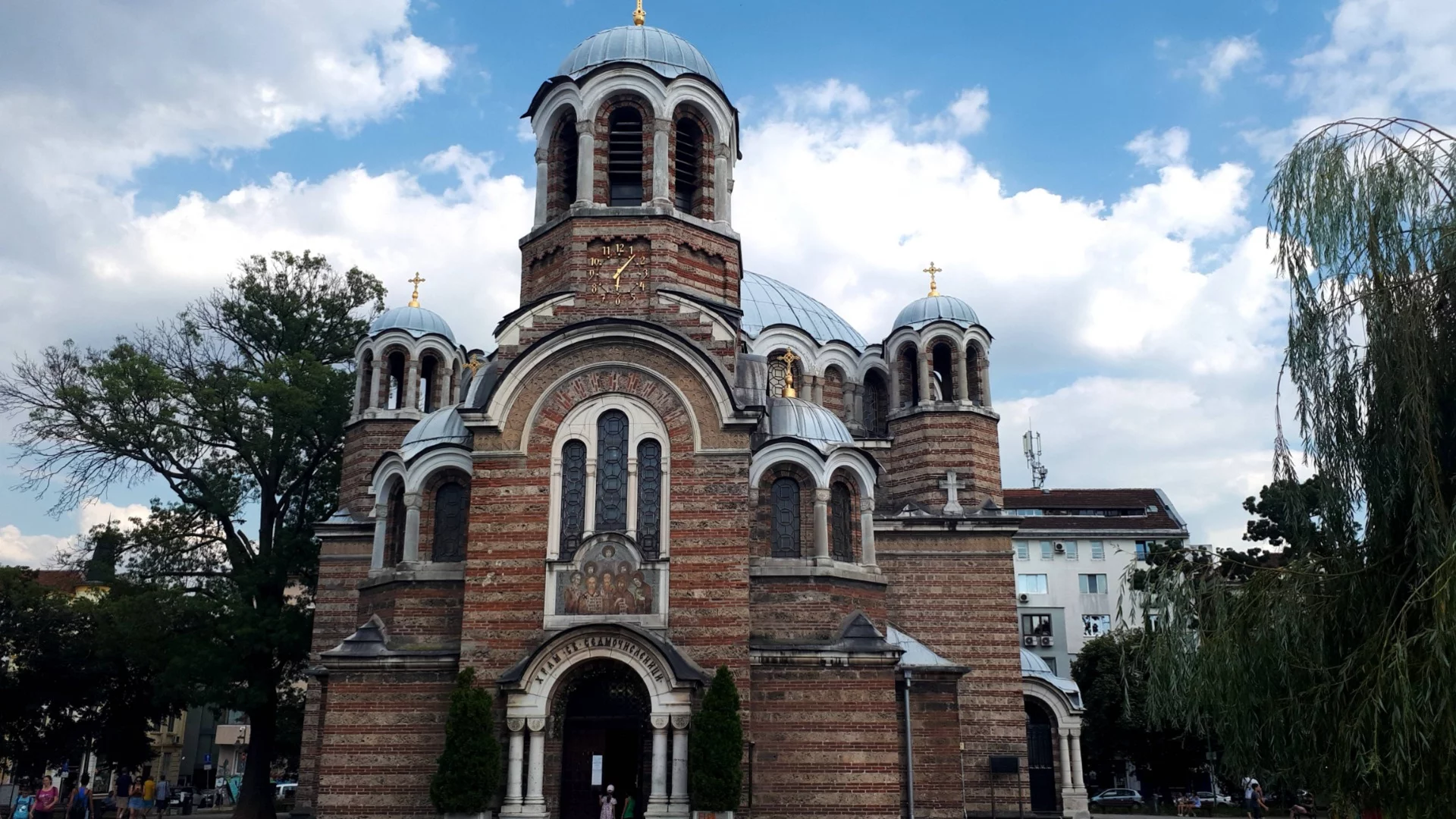 Ново художествено осветление за два столични храма (СНИМКИ)