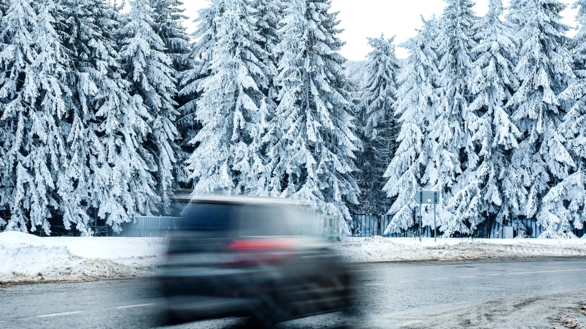 Зима на Разпети петък: Над 6 см сняг на прохода Шипка (ВИДЕО)
