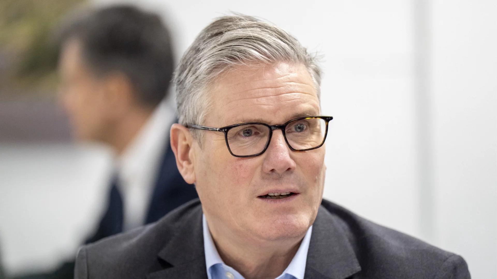 Стармър с остра атака: Заради Путин и Тръмп обикновените семейства плащат по-високи сметки за ток