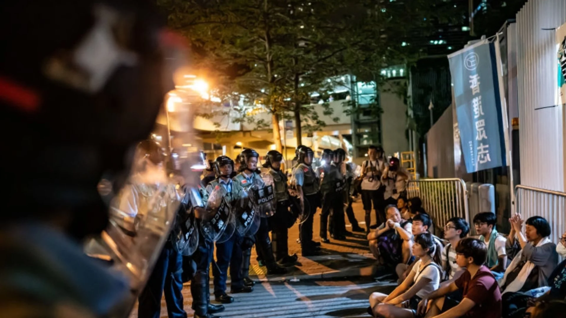 На работа от малки: В Китай ползват учениците като полицаи (ВИДЕО)