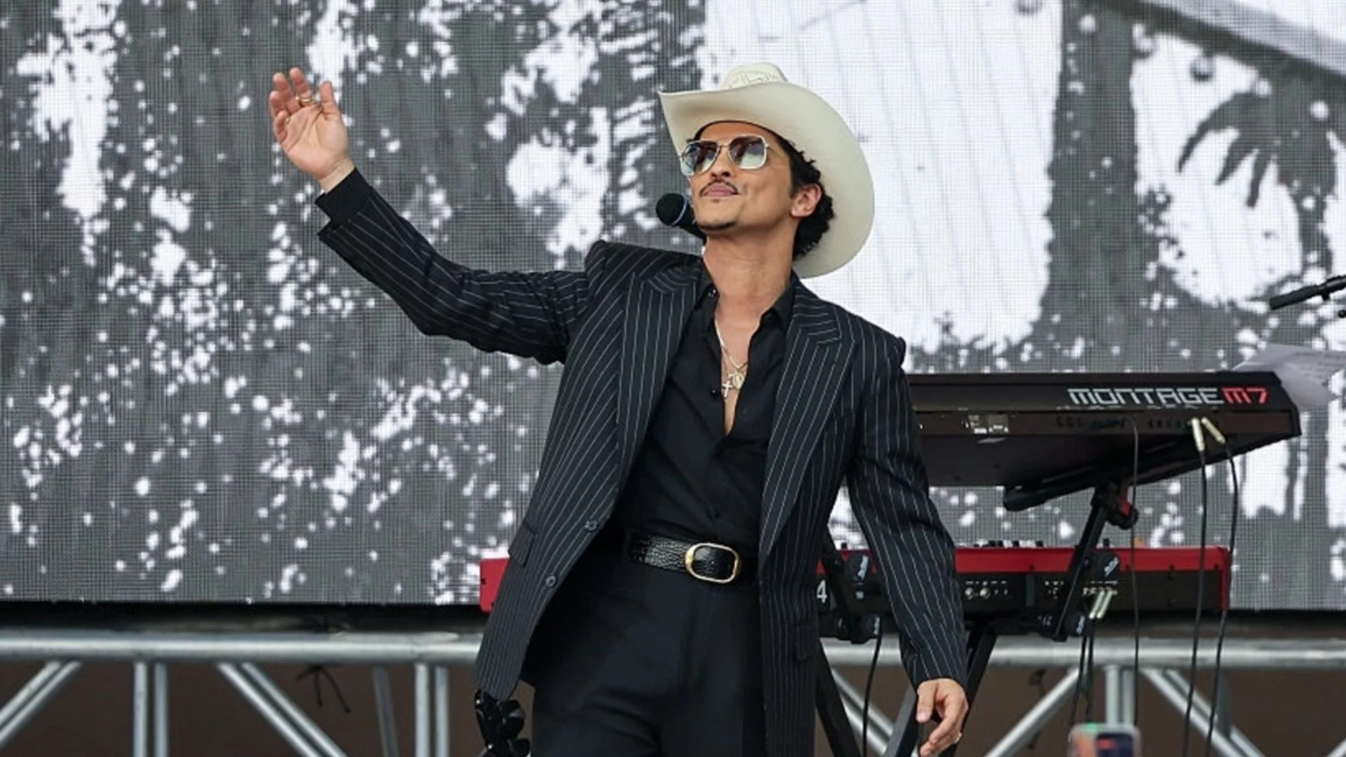 Почит: Кръстиха улица на Бруно Марс