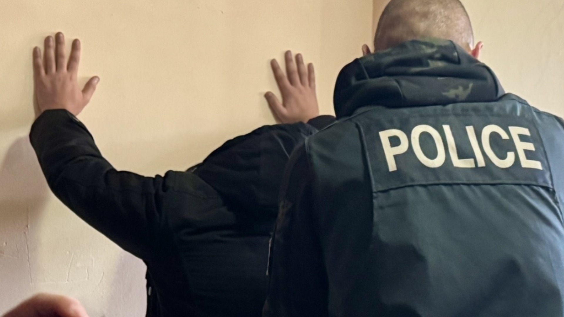 Общински съветник от Разлог и член на СИК са задържани за търговия с гласове