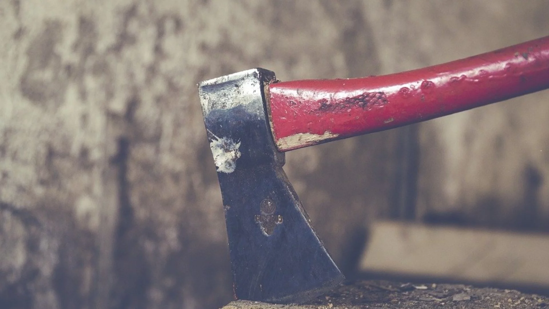 Мъж с брадва нападна американски военен самолет в Ирландия (ВИДЕО)