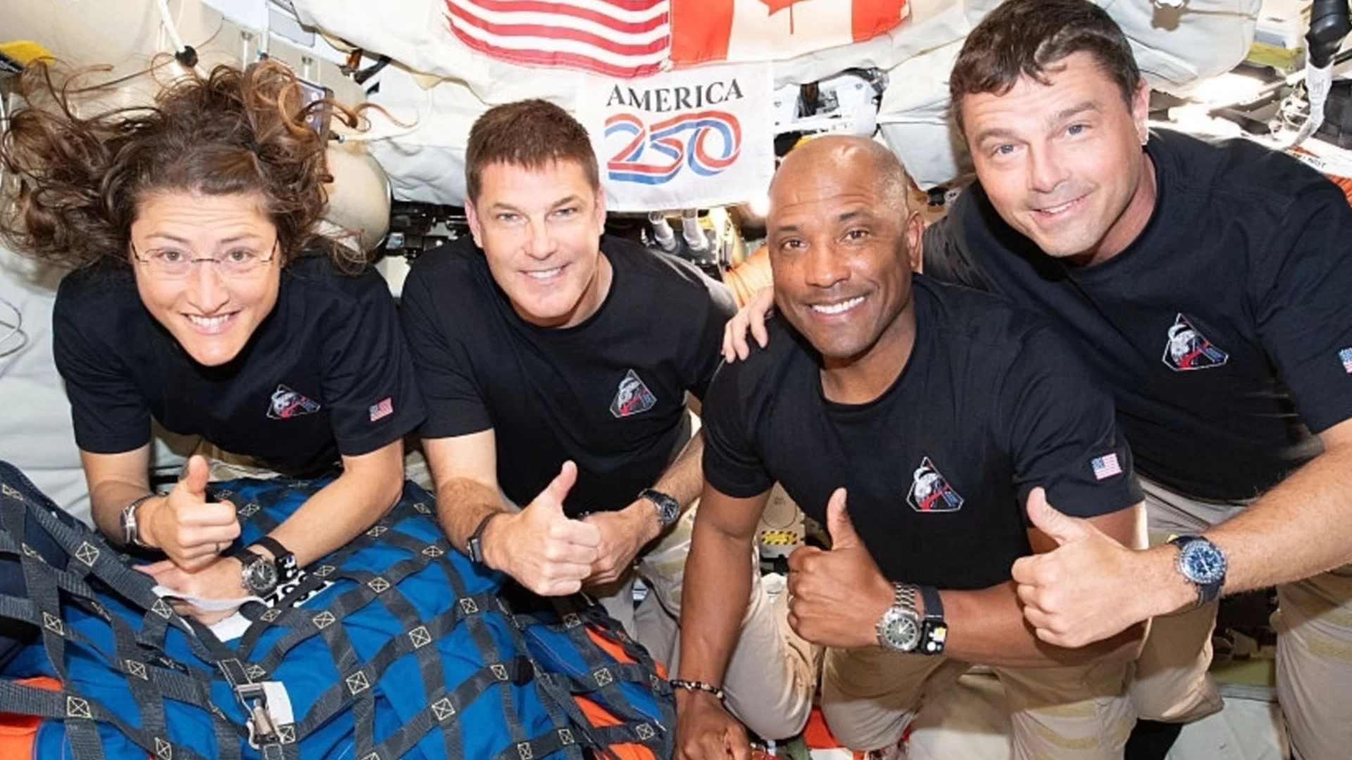 Астронавтите от "Артемис II" се завърнаха на Земята (ВИДЕО)