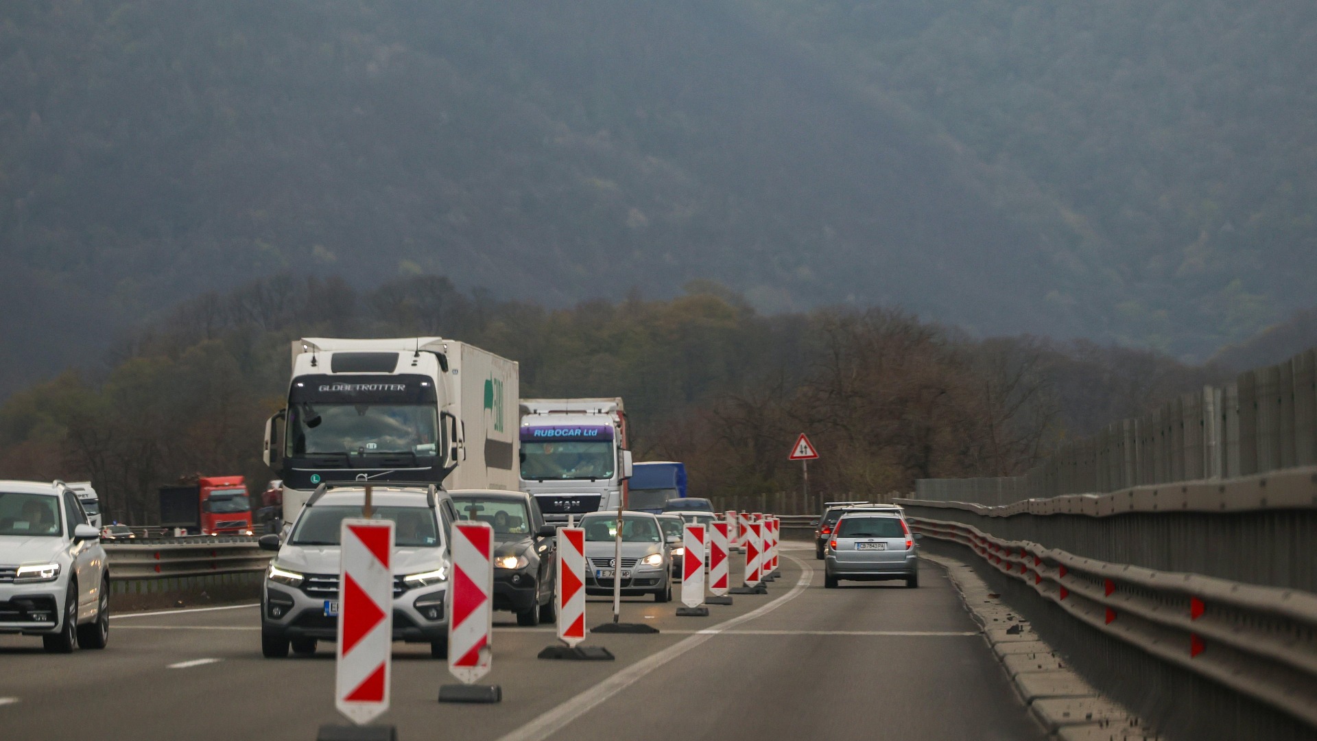 Аварирал камион затруднява движението по магистрала 