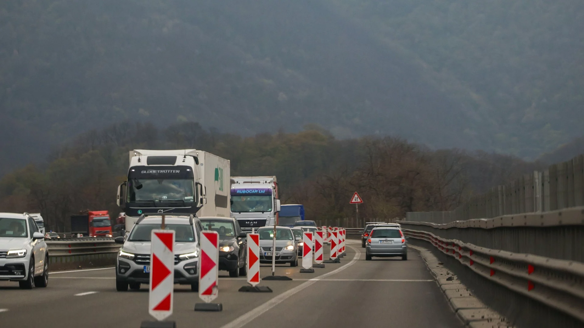 Аварирал камион затруднява движението по магистрала "Хемус"