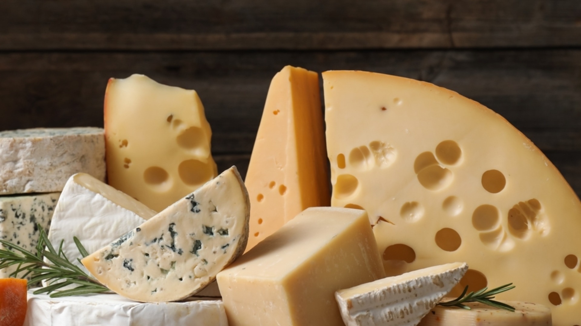 Швейцарските производители на сирене намериха решение за изчезващите дупки в сиренето 