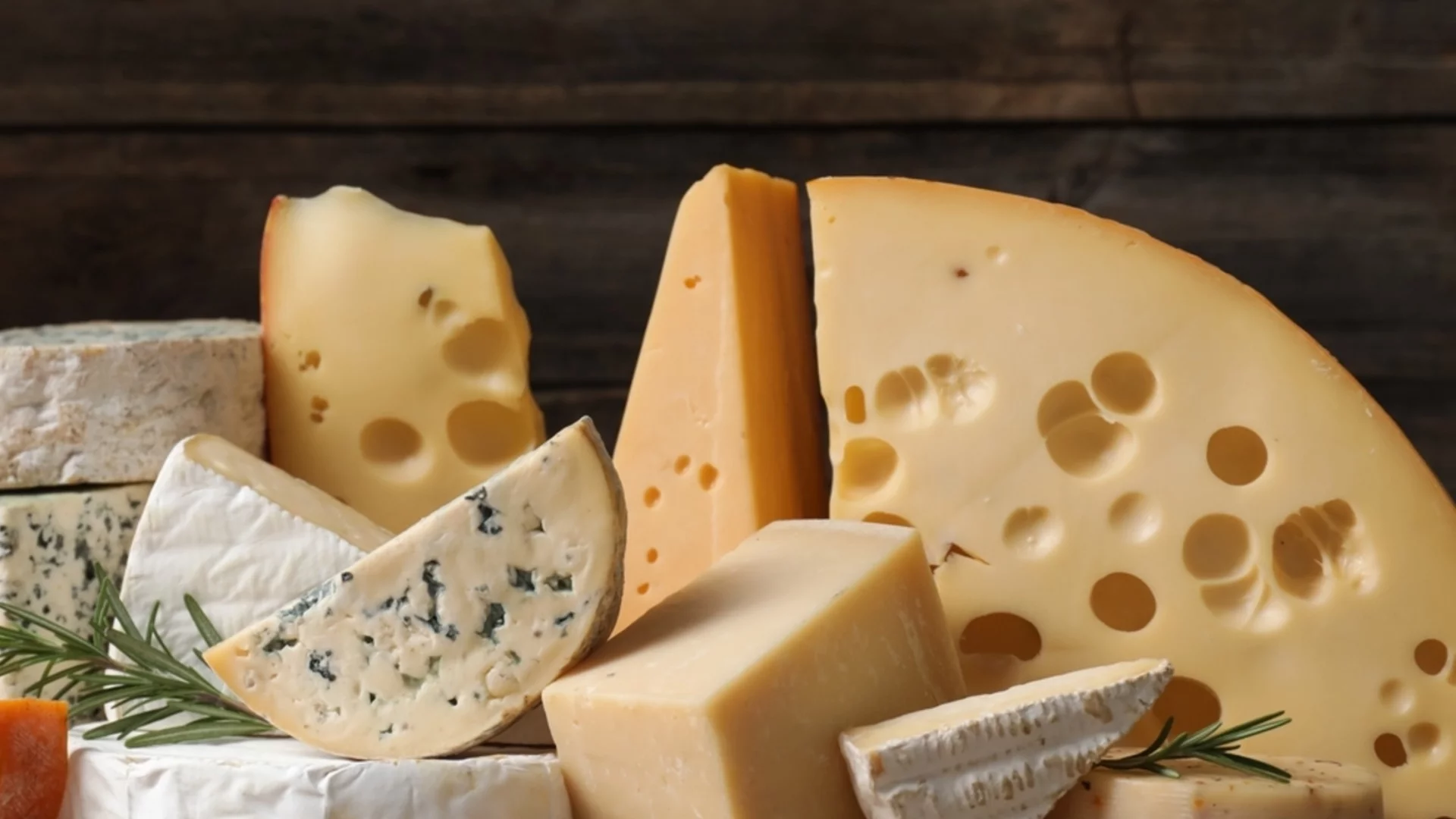 Швейцарските производители на сирене намериха решение за изчезващите дупки в сиренето "Ементал"
