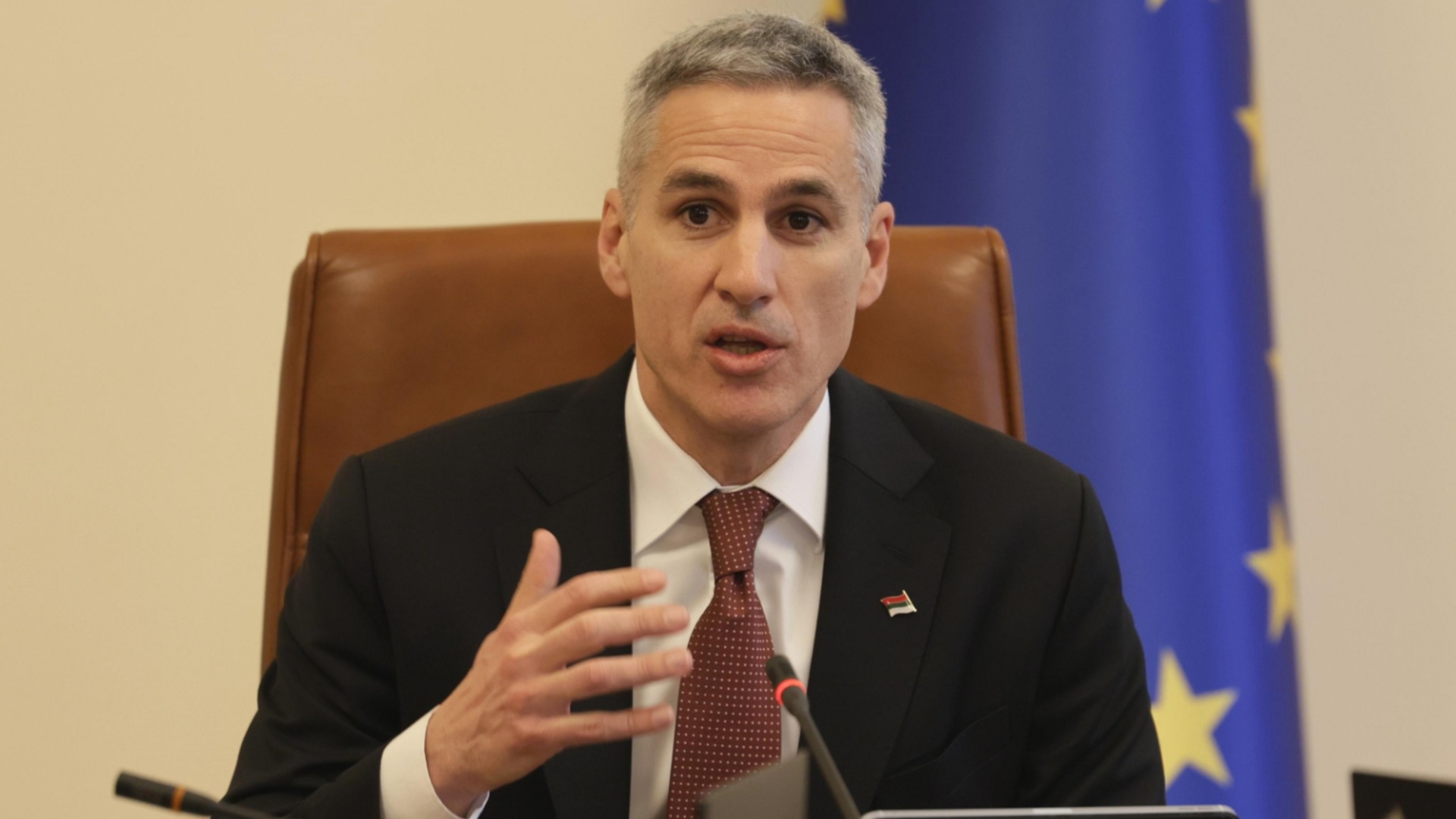 Гюров: Нека Възкресението влезе в домовете ни