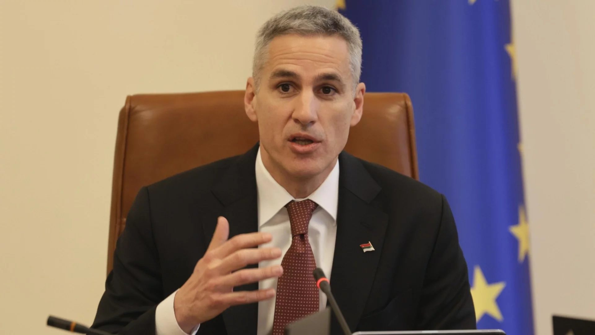 Гюров: Нека Възкресението влезе в домовете ни