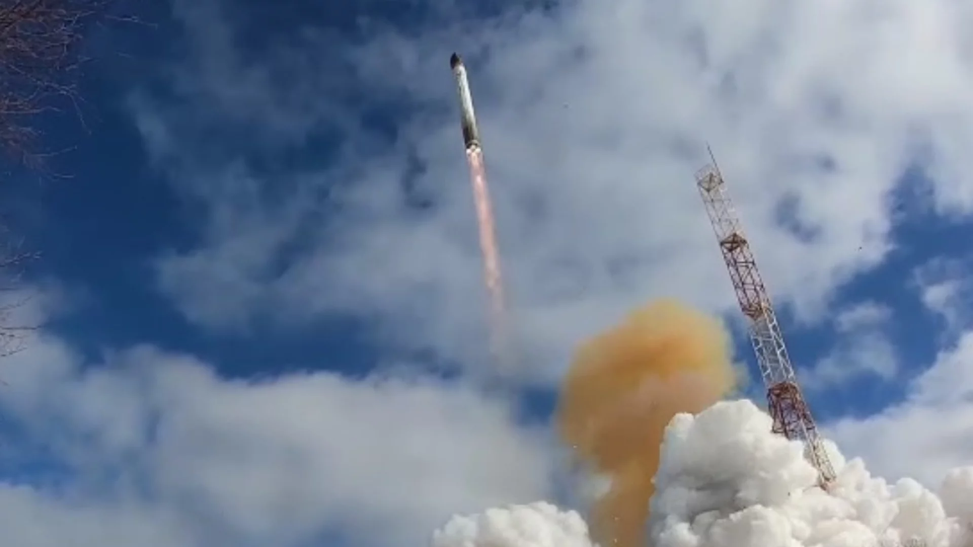 Атакуваха ни докато изстрелваме сателити: Шефът на "Роскосмос" се жалва на Путин. Кремъл забрани великденско шествие, няма заплати за китайци в руска рафинерия (ВИДЕО)