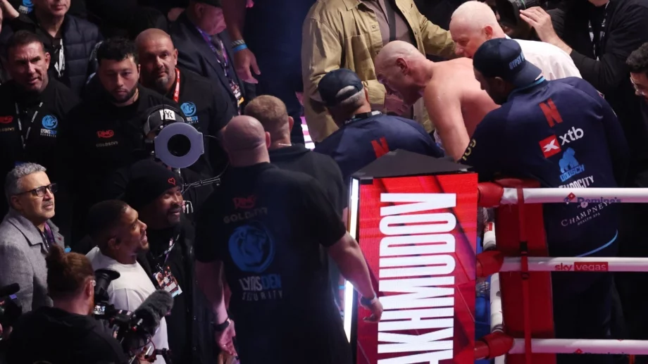 ВИДЕО: Едва удържаха Тайсън Фюри да не слезе и да смаже физиономията на Джошуа