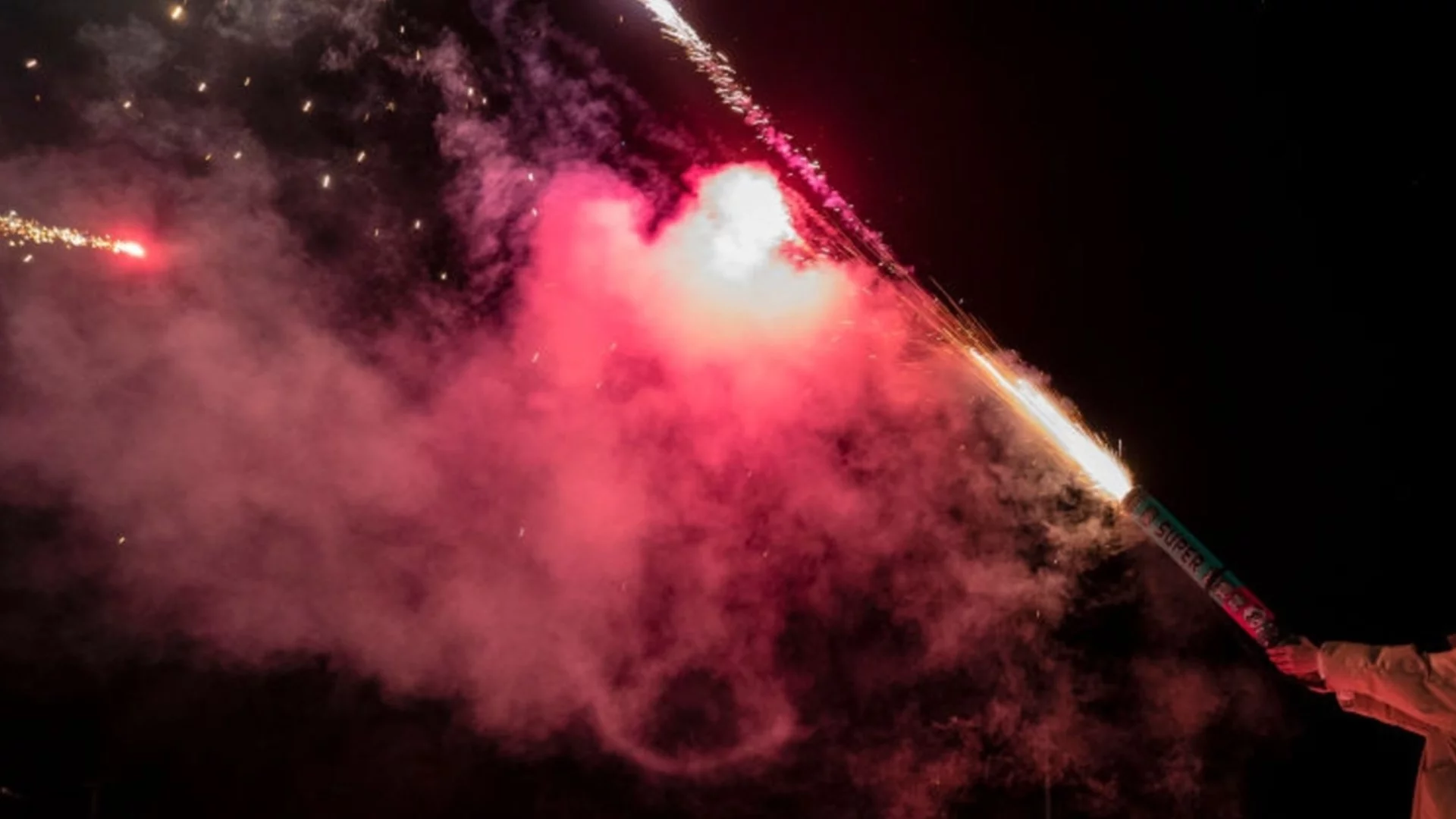 Великденски фойерверки откъснаха наполовина пръста на 12-годишно момче